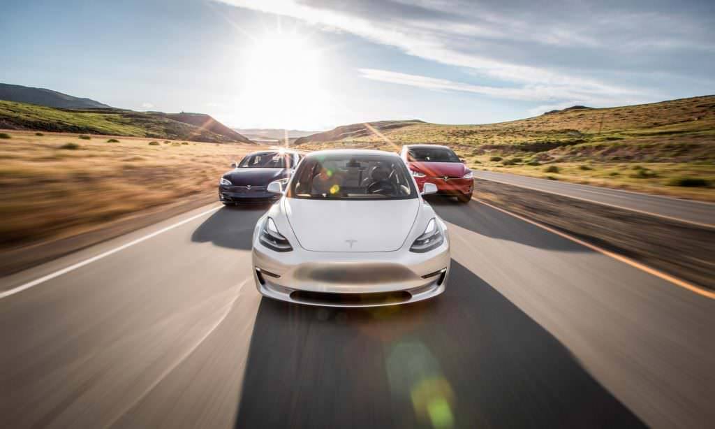 Tesla Model 3 2017, Tesla Model X y Tesla Model S 2016.jpg