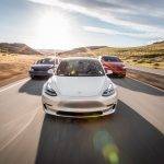 Tesla Model 3 2017, Tesla Model X y Tesla Model S 2016.jpg
