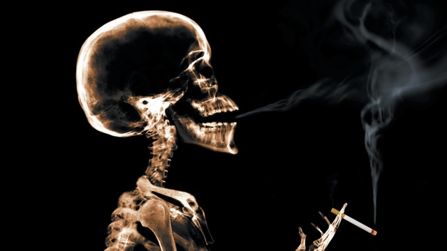 esqueleto fumando