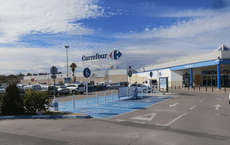 Carrefour Paterna transforma sus puntos de carga en plazas para discapacitados