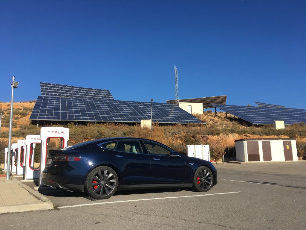 Tesla Model S P85D en Supercharger de Ariza