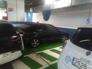 Vehículo térmico impide a VE cargar en la plaza reservada para tal fin Vehículo térmico impide a VE cargar en la plaza reservada para tal fin