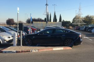Tesla Model S P85D en punto de carga localizado en Electromaps.