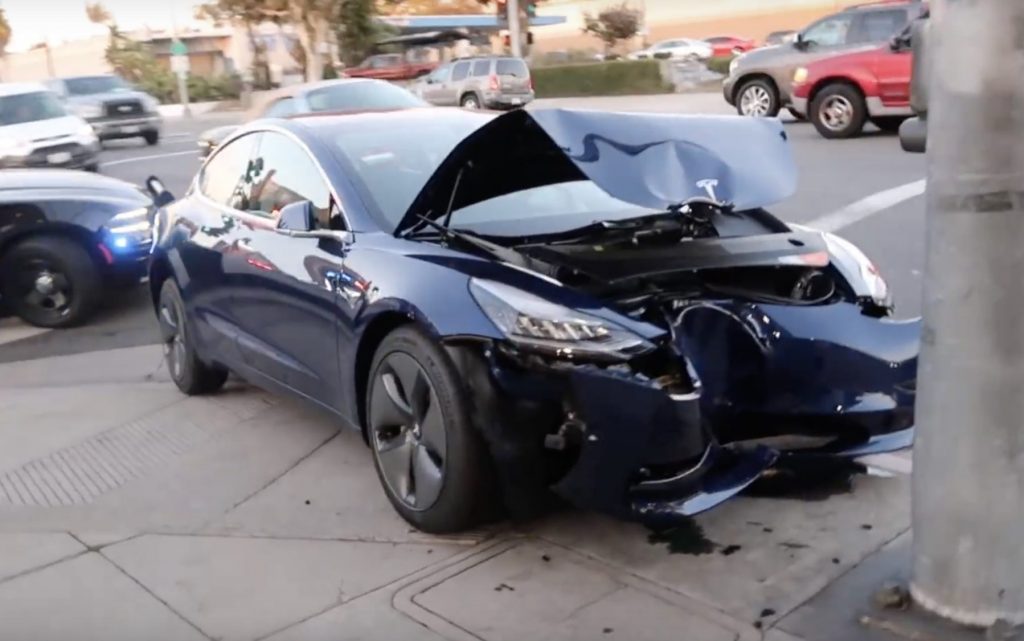 Model 3 accidente poste farola