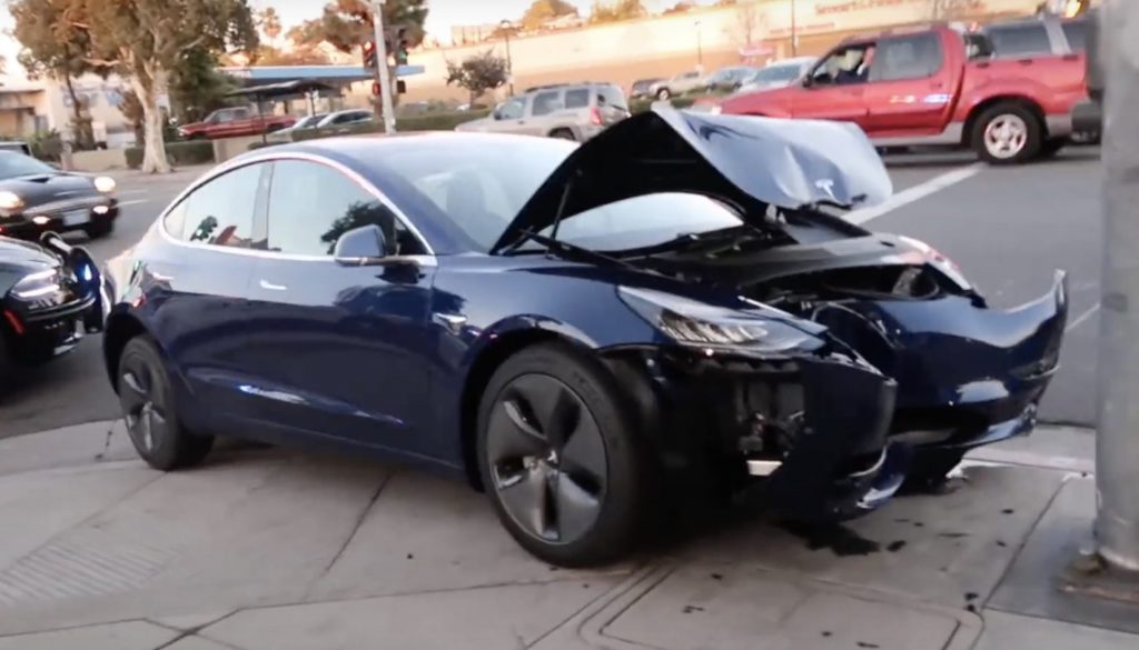 Model 3 accidente poste farola