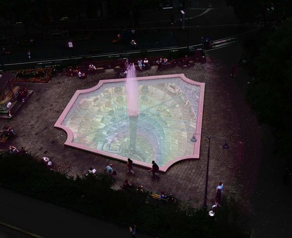 Fuente sobre el parking subterráneo