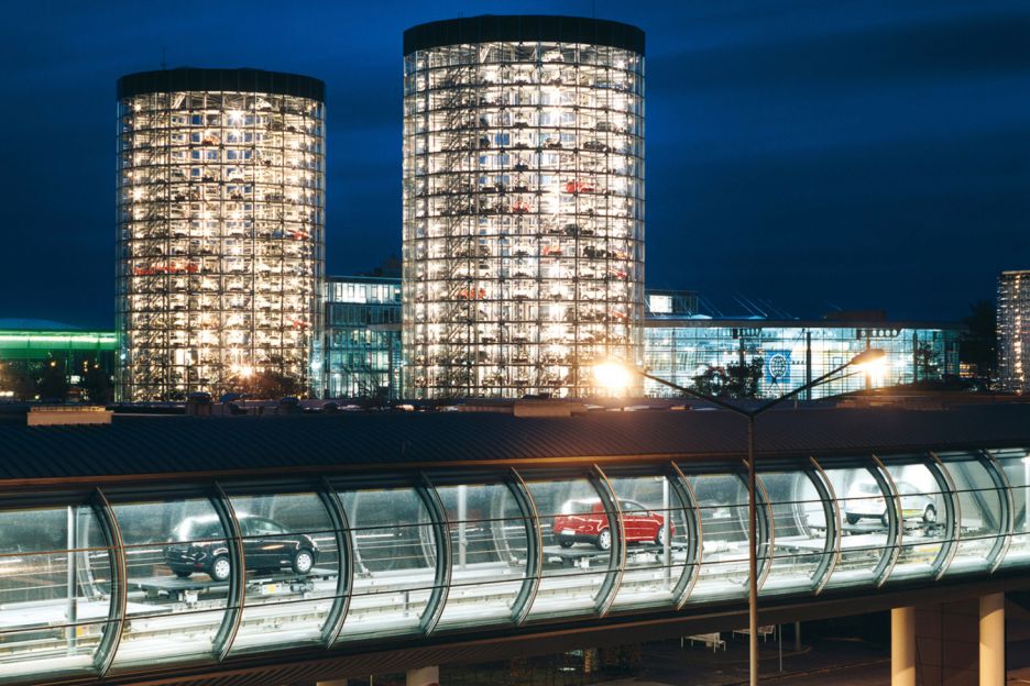 Autostadt-car-tower Torres en el Autostadt de Wolfsburgo y carril transportador