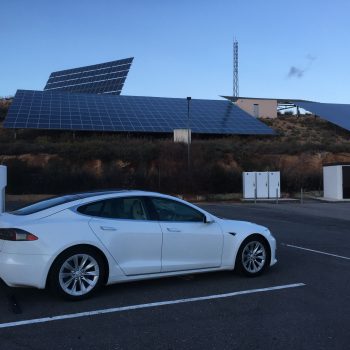Tesla Model S 75 en Supercharger de Ariza