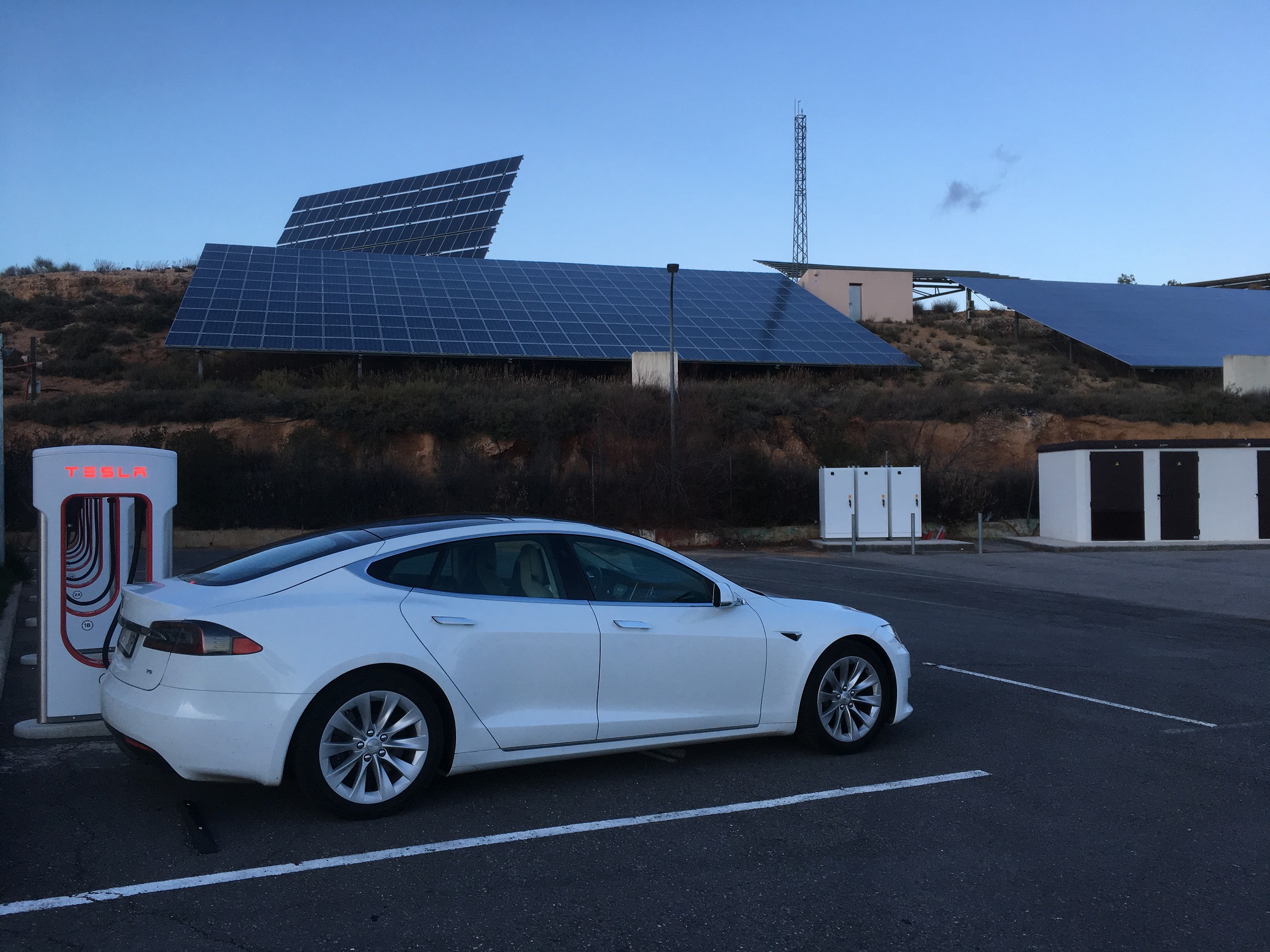 Tesla Model S 75 en Supercharger de Ariza