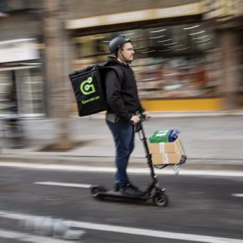 reparto en patinete electrico