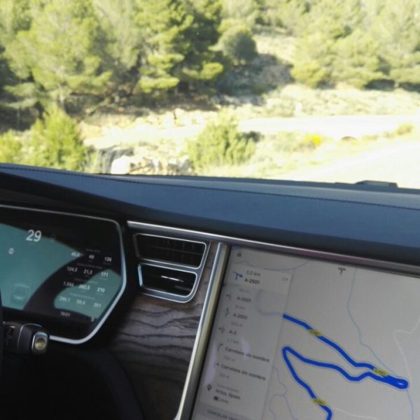 Tesla Model S 100D circulando por carretera secundaria