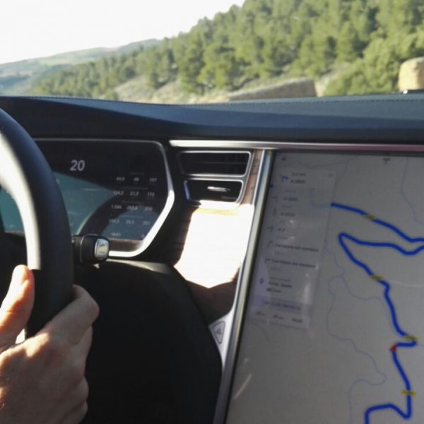 Tesla Model S 100D circulando por carretera secundaria