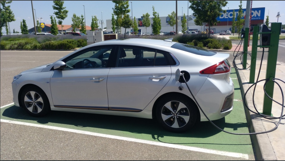 Viaje Madrid-Lisboa en Hyundai Ioniq EV. Desastre para unos; realidad para otros