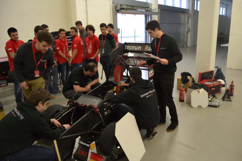 Tecnun eRacing, durante la presentación de su prototipo en AIC, ante la mirada de sus compañeros/rivales de Vizcaya