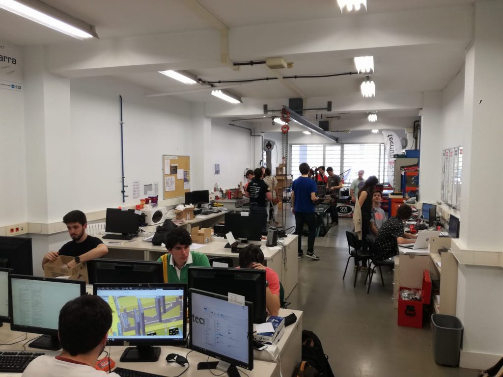 Parte de las instalaciones de Tecnun eRacing. Al fondo, el monoplaza de 2018