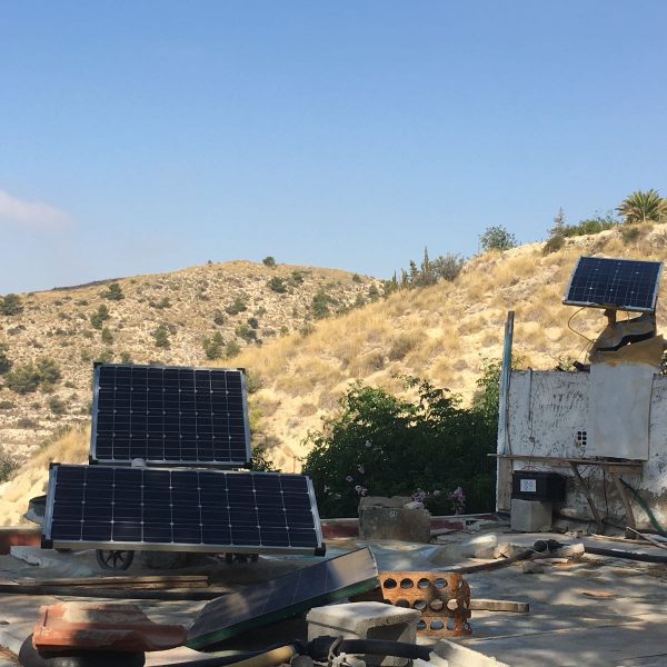 Placas solares que giran con el Sol. Creado por Christof.