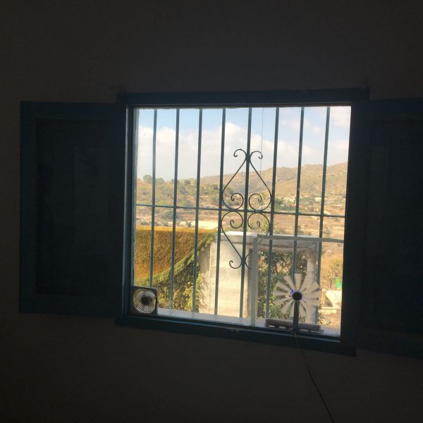 Mini ventiladores solares que ventilan la vivienda.