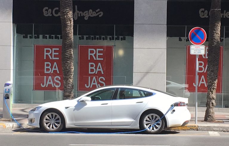Tesla Model S cargando en vía pública. Punto de carga Feníe Energía.