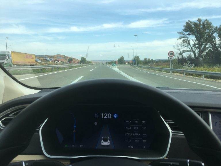Tramo Madrid-Zaragoza en Tesla Model S 75. En la foto el Supercharger de Ariza a la izquierda. Autonomía restante 164 km.