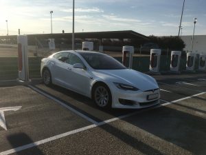 Tesla Model S 75 en Supercharger Zaragoza.