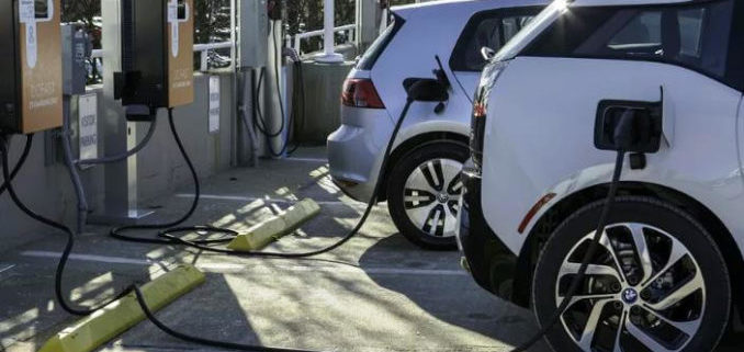 Vehículos eléctricos cargando Vehículos eléctricos cargando