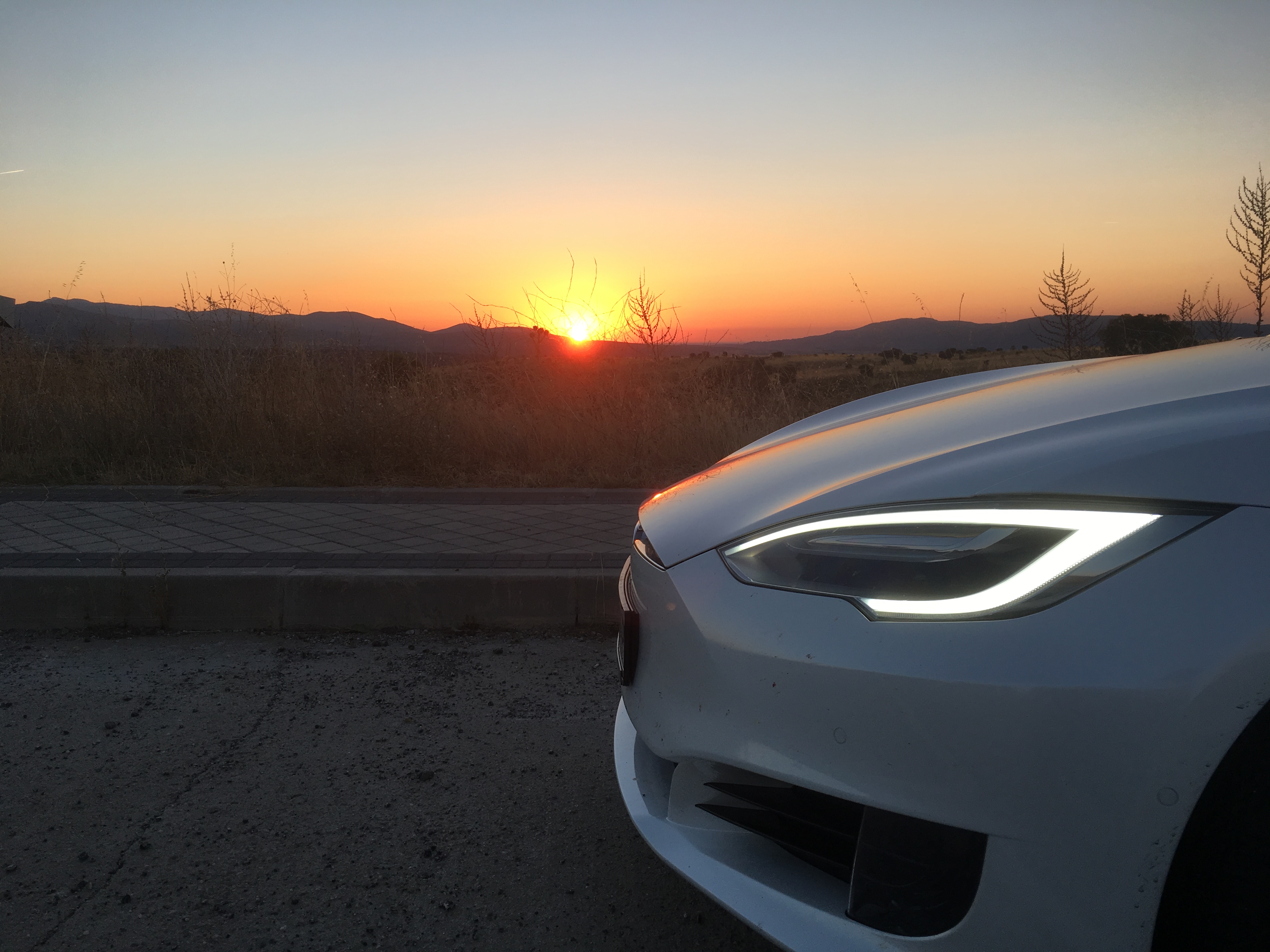 Tesla Model S viendo un amanecer.