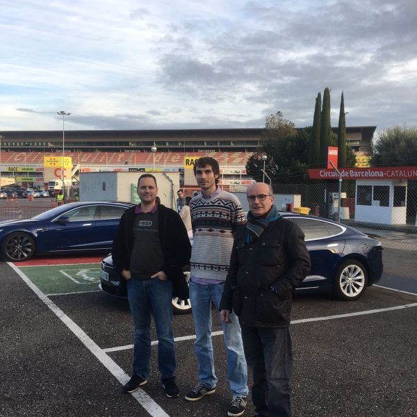 De derecha a izquierda. David Graña, Presidente de Club Tesla España. Miquel Aymat, socio de AUVE y organizador de Voltes Solidàries. Salvador Ejarque, Presidente de AUVE.