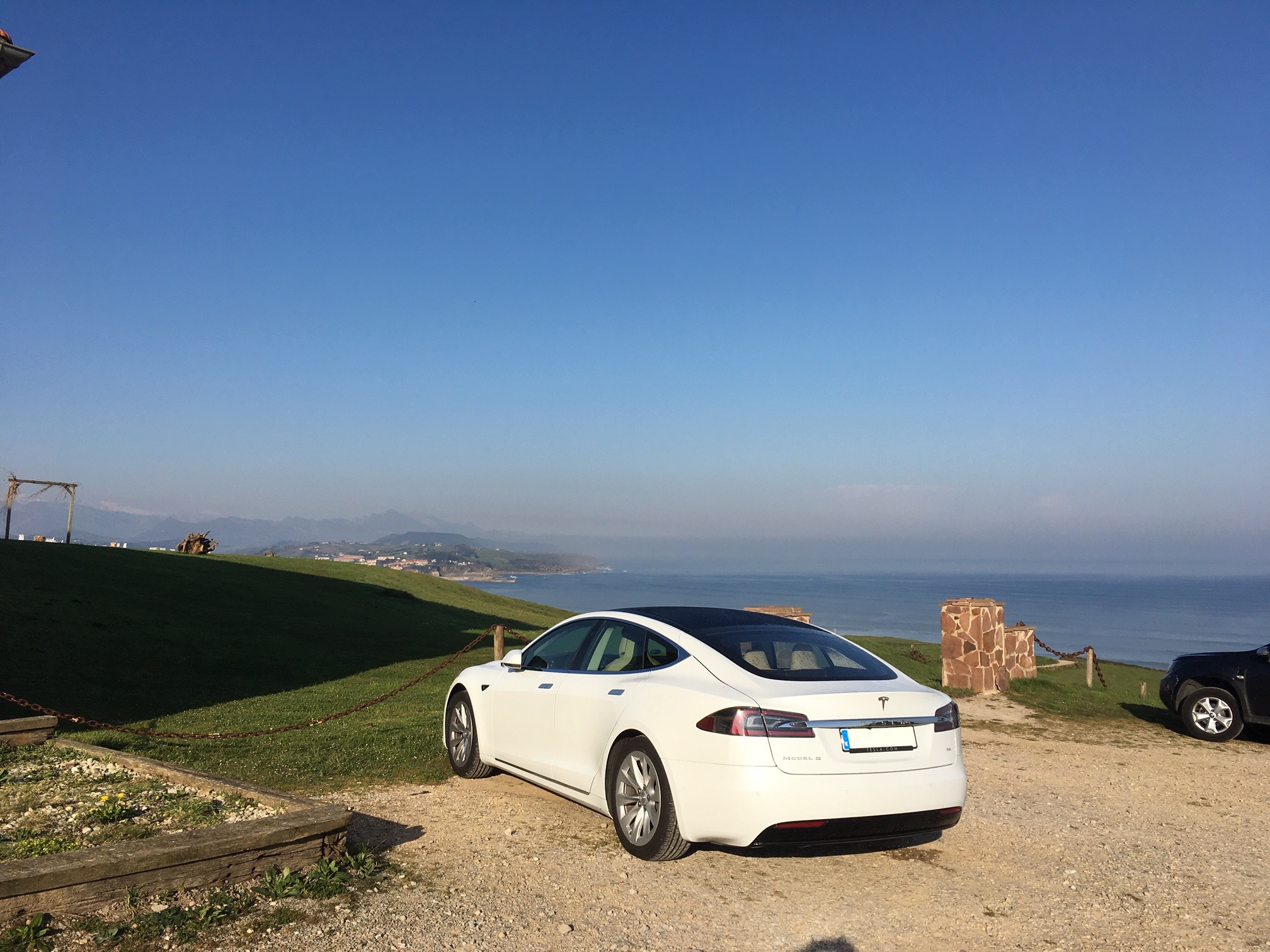 Tesla Model S 75. Vista Gerra en Hotel Gerra Mayor (Cantabria). Tesla Model S 75. Vista Gerra en Hotel Gerra Mayor (Cantabria).