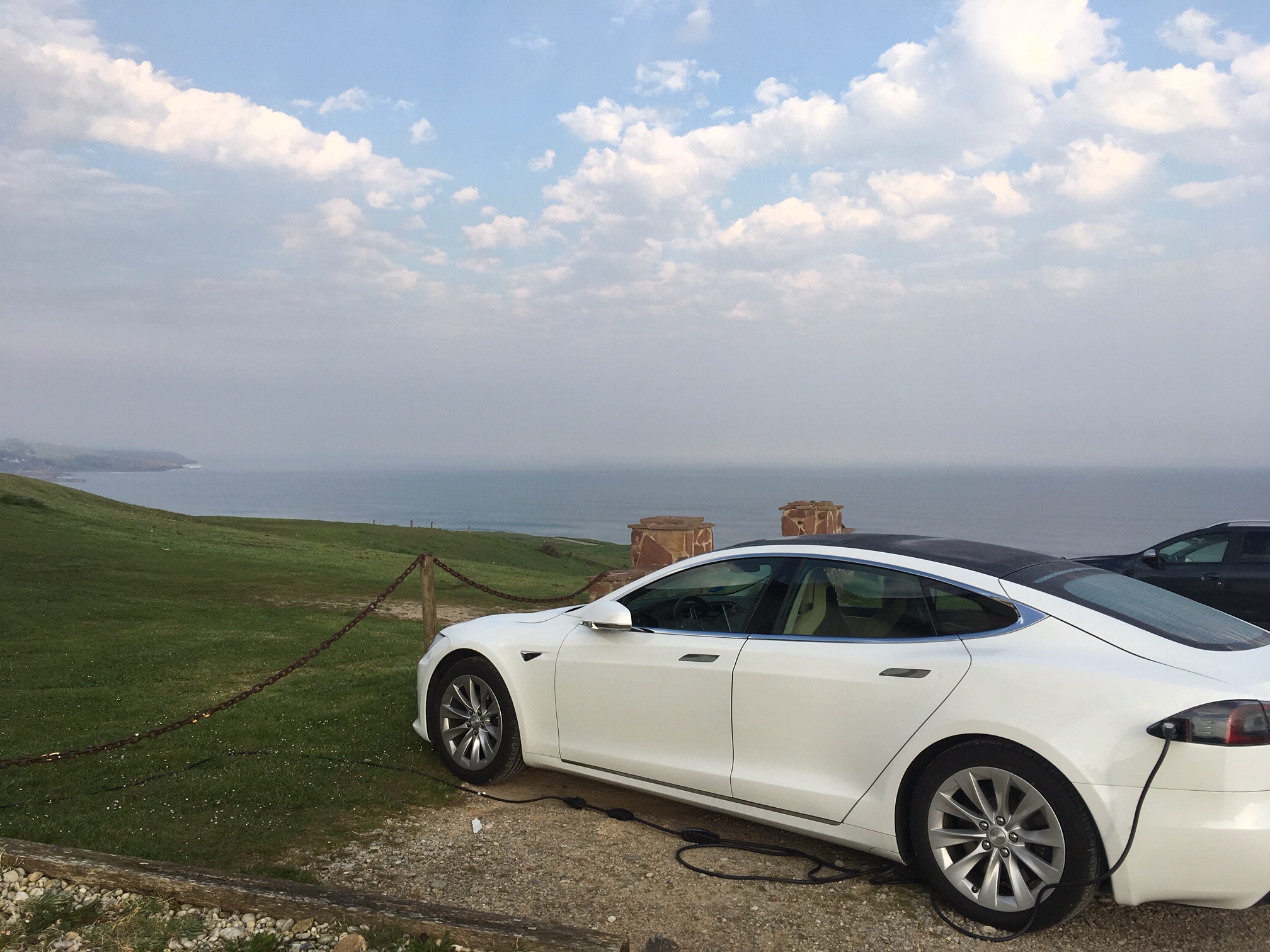 Tesla Model S 75. Vista Gerra en Hotel Gerra Mayor (Cantabria). Tesla Model S 75. Vista Gerra en Hotel Gerra Mayor (Cantabria).