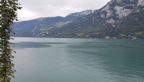 Lago de Walensee en Muhlehorn (Suiza)
